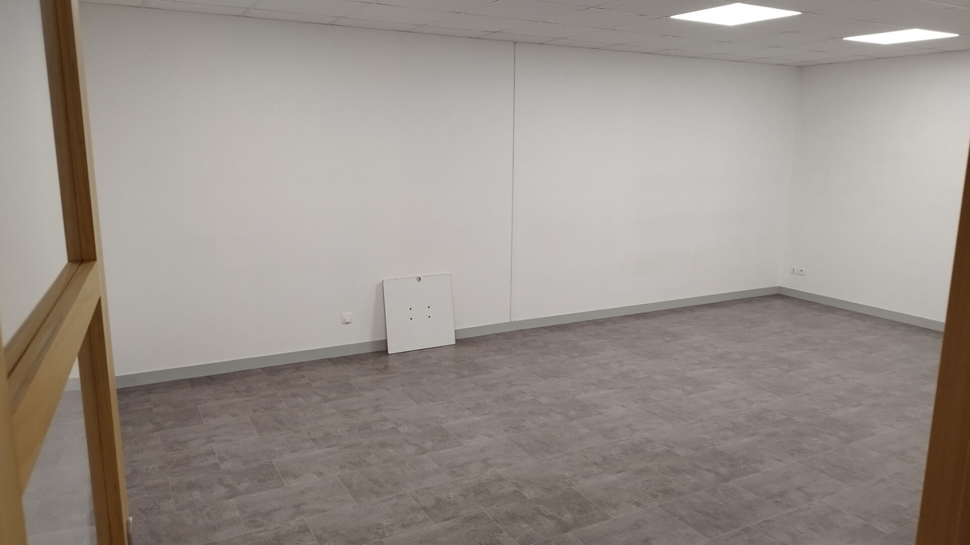 Photo Local de bureaux au 1er étage de 100 m2 à louer dans une zone commerciale proche de la 4 voies à Bréal sous Montfort image 4/6