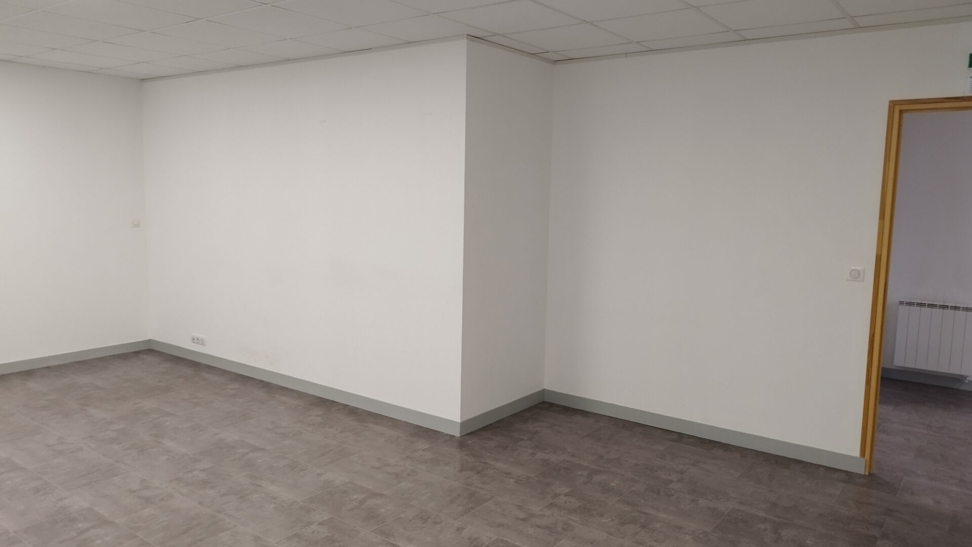 Photo Local de bureaux au 1er étage de 100 m2 à louer dans une zone commerciale proche de la 4 voies à Bréal sous Montfort image 5/6