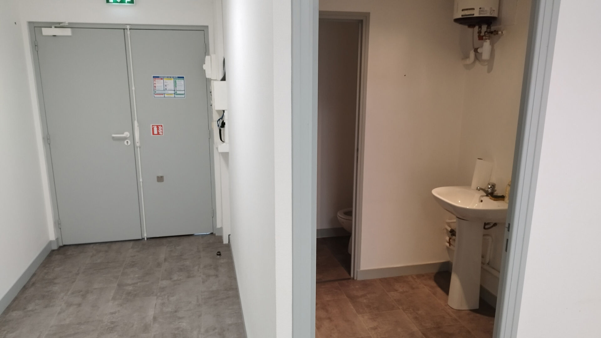 Photo Local de bureaux au 1er étage de 100 m2 à louer dans une zone commerciale proche de la 4 voies à Bréal sous Montfort image 6/6