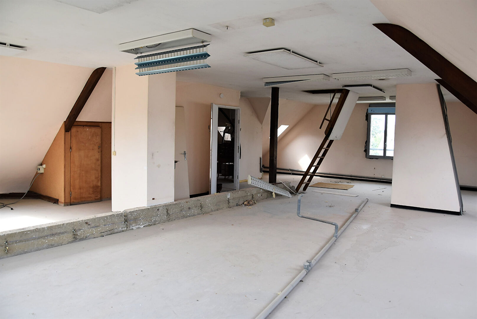 Photo A l'entrée du bourg un grand appartement de 107 m2 à rénover en totalité image 2/6