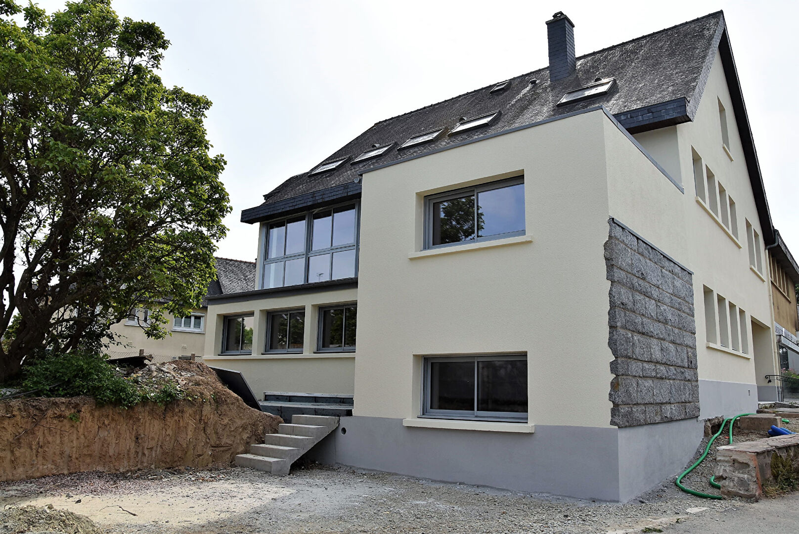 Photo A l'entrée du bourg un grand appartement de 107 m2 à rénover en totalité image 3/6