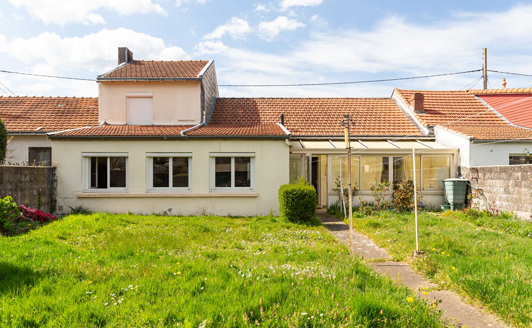 A VENDRE. NANTES ZOLA. Maison familiale avec garage et jardin au calme