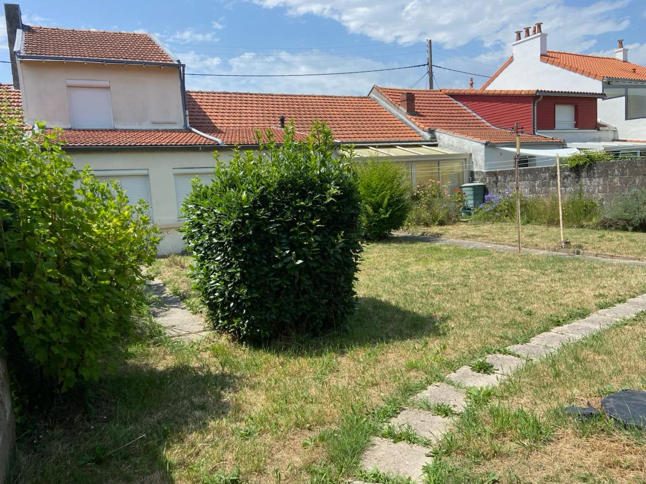 A VENDRE. NANTES ZOLA. Maison familiale avec garage au calme