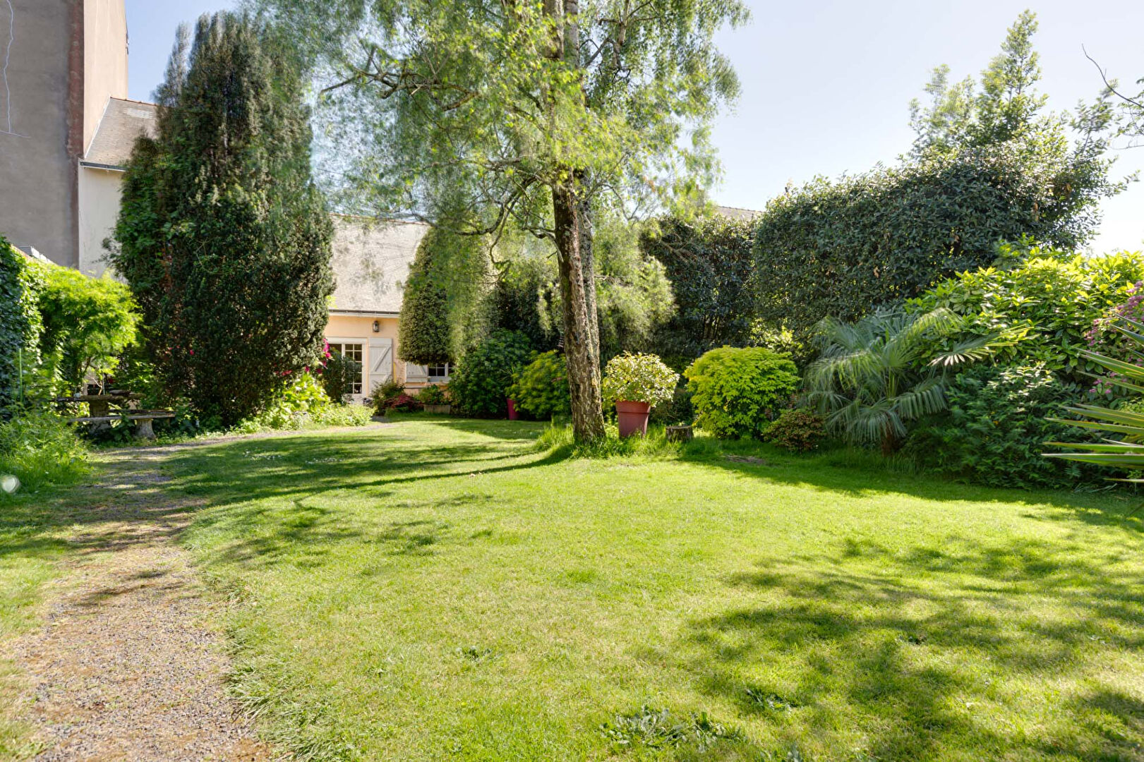A VENDRE  NANTES/SAINT ANNE MAISON ANCIENNE  AVEC GARAGE/ BEAU JARDIN