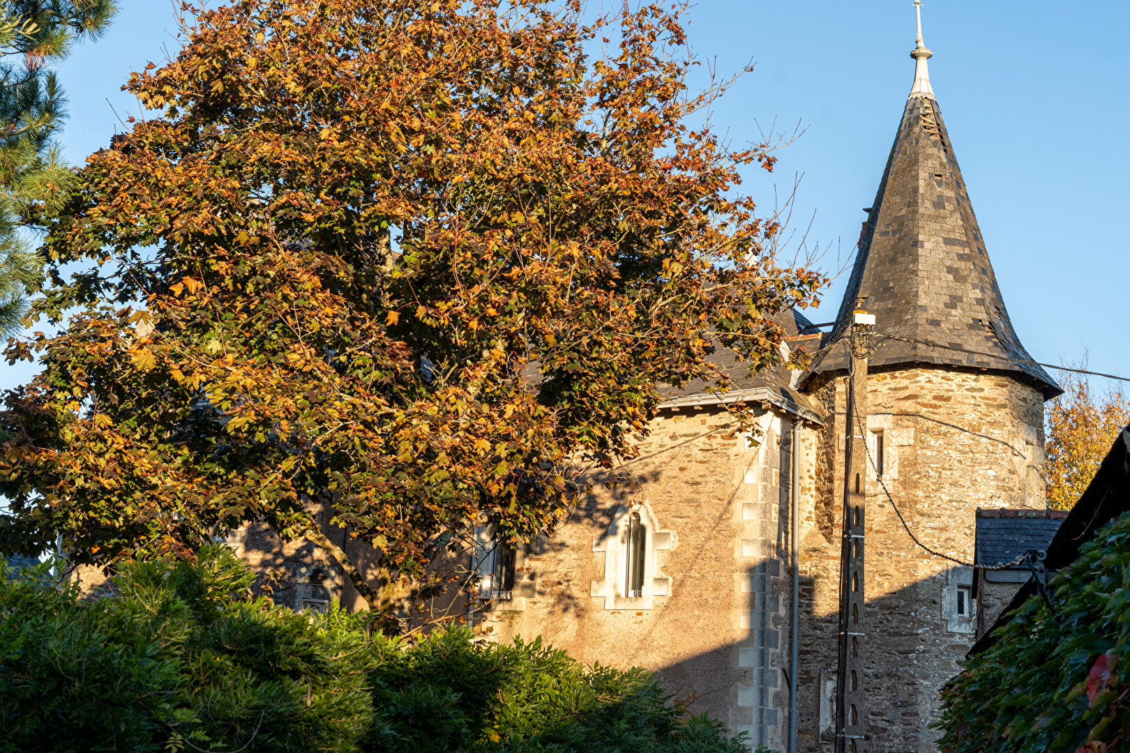 A VENDRE NANTES OUEST Manoir du début XXème et dépendances