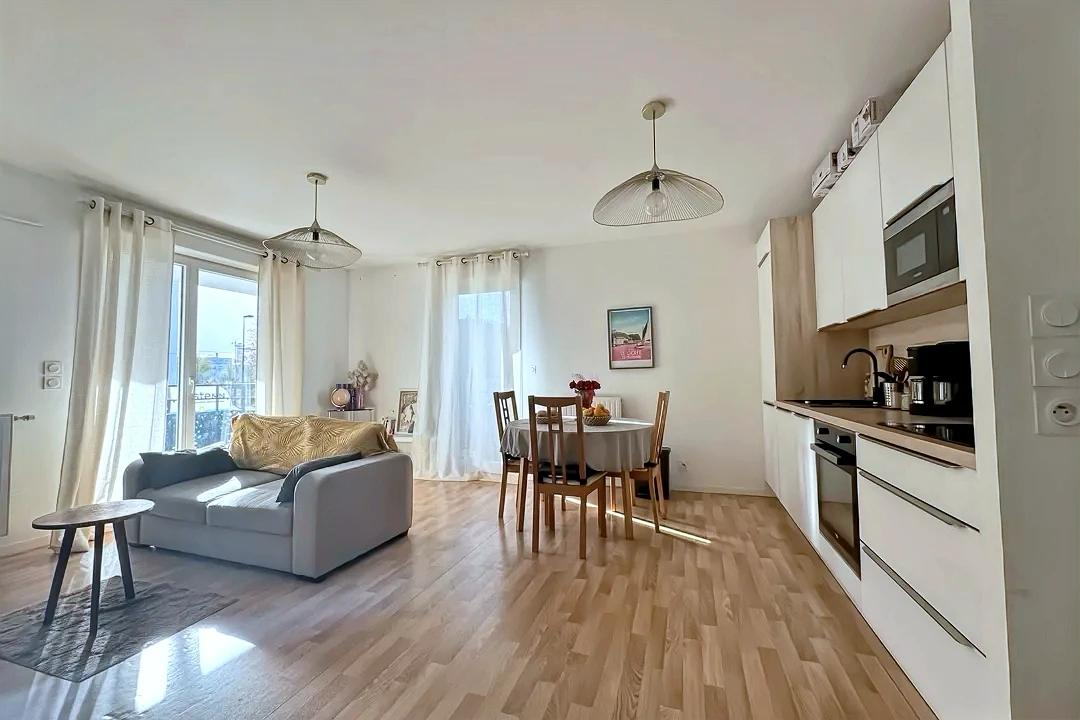 Photo A VENDRE NANTES DURANTIERE APPARTEMENT T3 avec garage boxé et terrasse image 2/6
