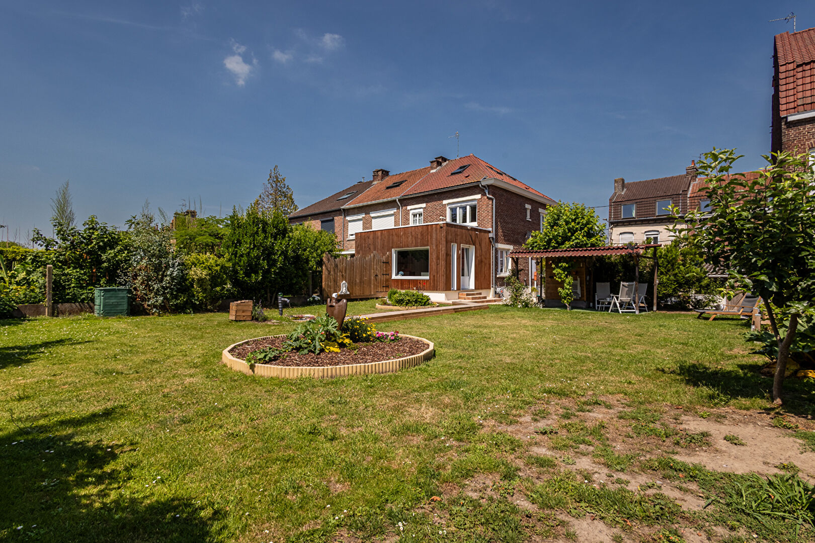 Maison semi-individuelle Saint Andre Lez Lille centre ville, 4 chambres, 2 salles de bains, 2 toilettes, 1 jardin, 1 garage, 3 place de parking, 1 cave.