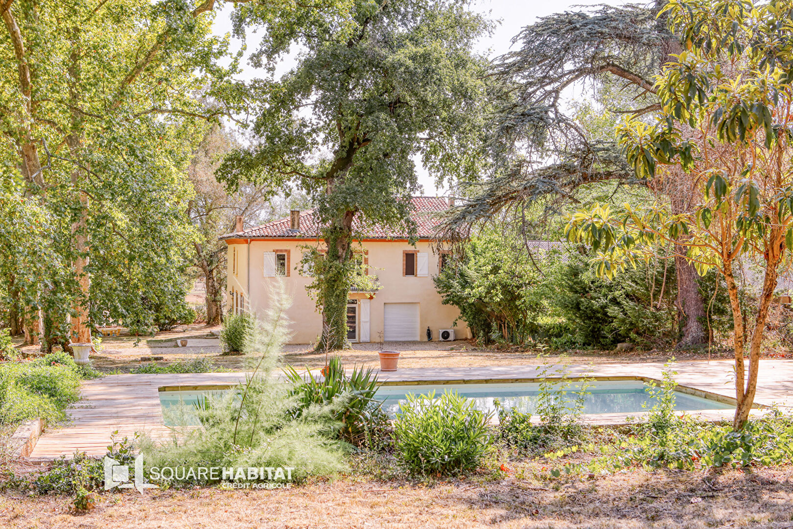 BAZUS - Maison T8 sur un parc de 1,2 hectares avec piscine