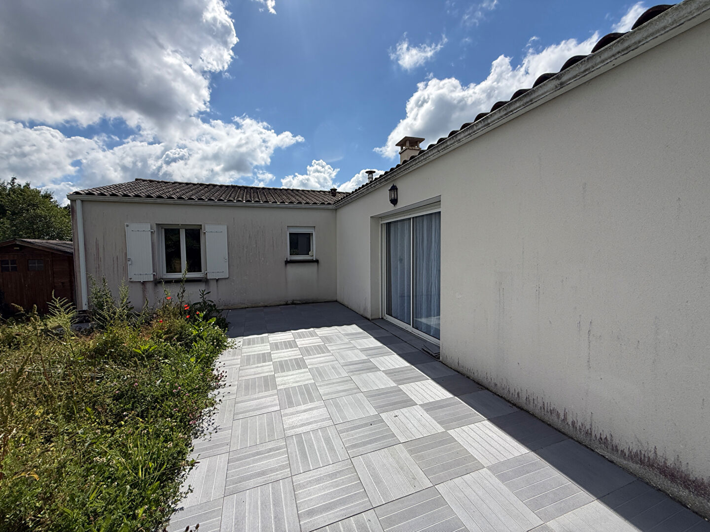 PLAIN PIED COURCON 3CH, GRAND GARAGE et jardin