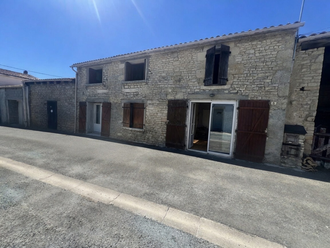 Maison en pierre avec chai attenant et jardin