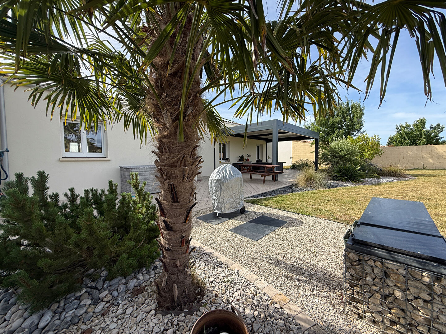 Plain pied paysagé, 3ch, SPA, pergola bio, dressing, garage à LA LAIGNE