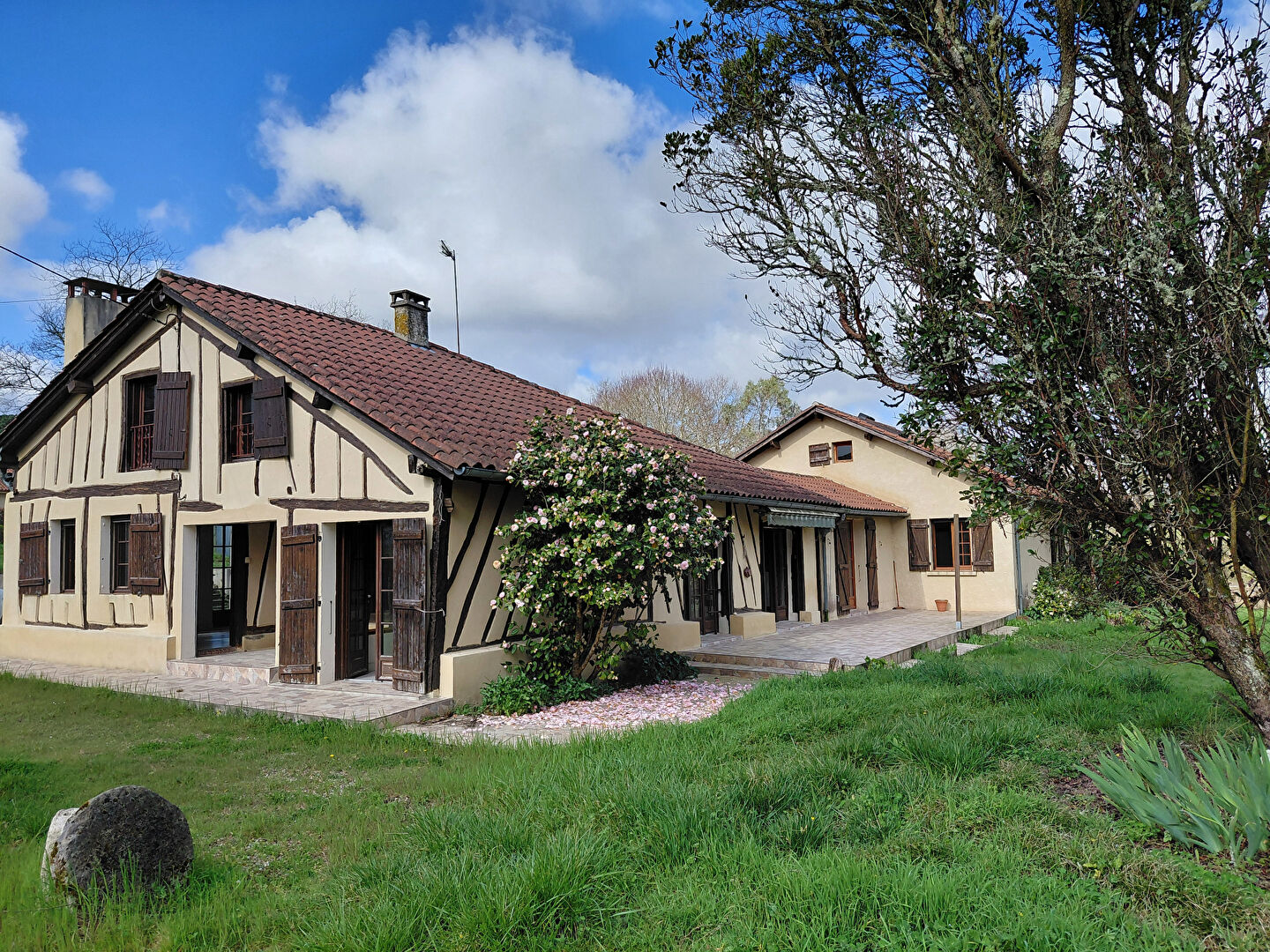 
Maison en colombage avec gîte attenant sur grand terrain arboré
 Photo du bien 1 