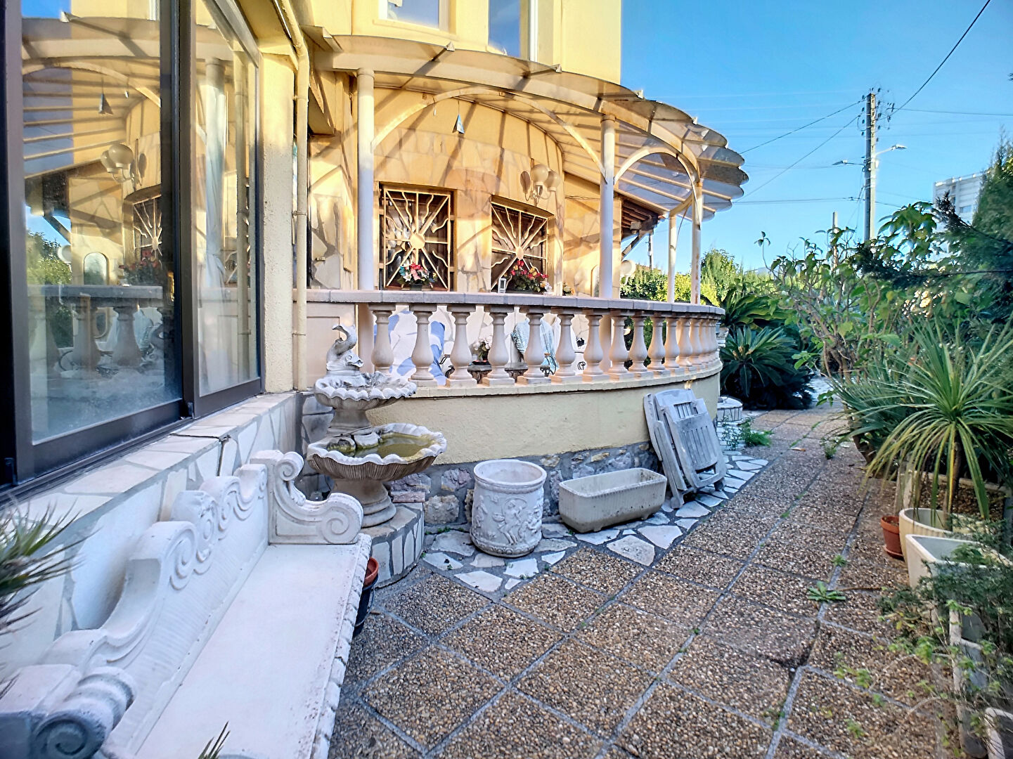 REZ DE JARDIN DANS VILLA AVEC 3 CHAMBRES ! ANTIBES