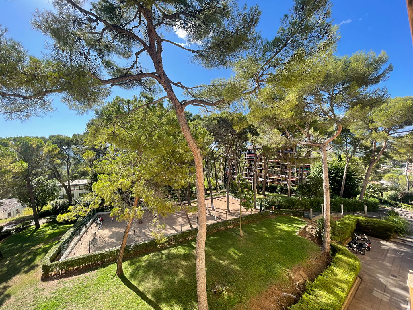 En étage - 3 pièces avec terrasse, espaces verts, cave et facilité de parking.