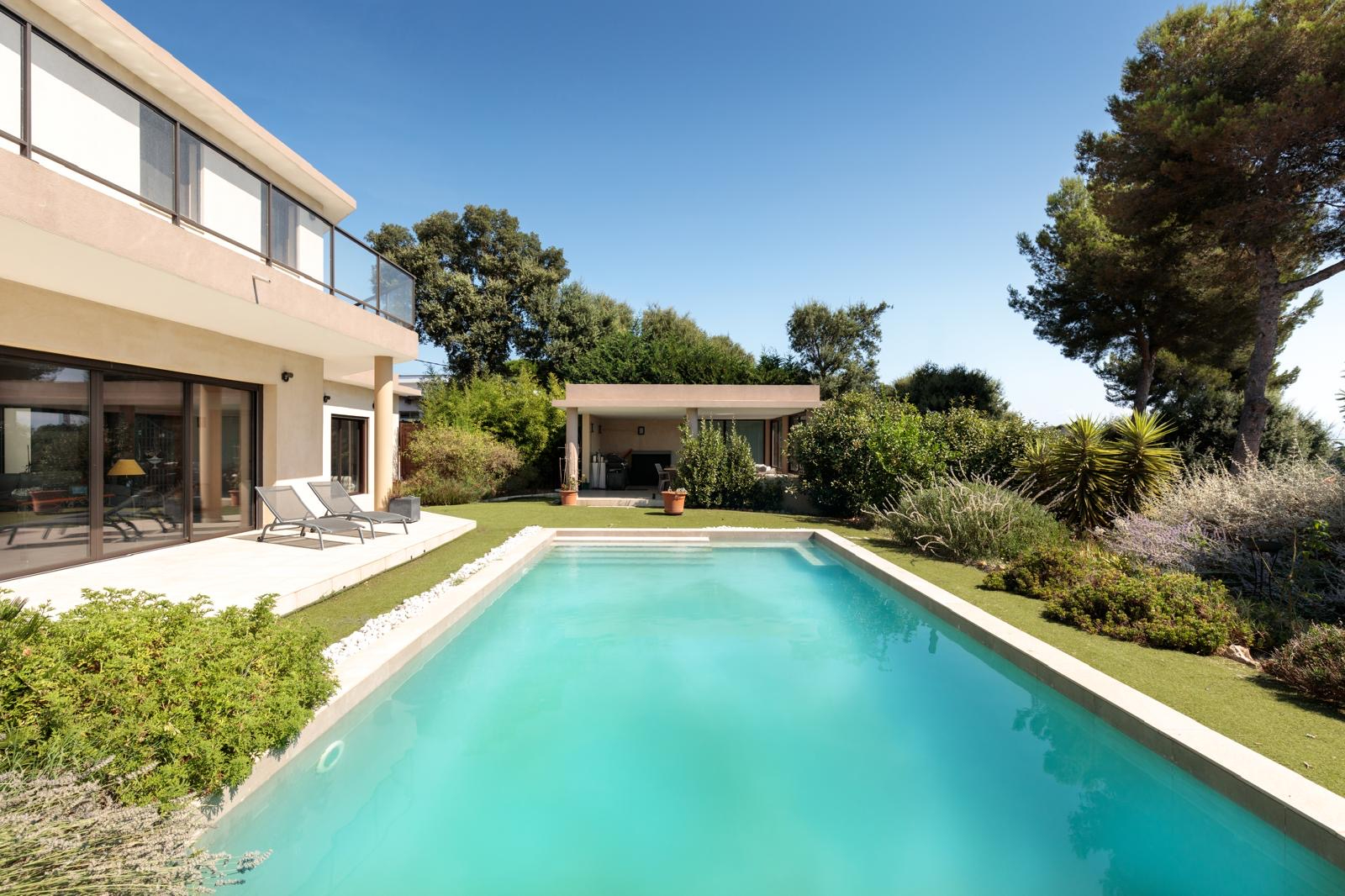 VILLA CONTEMPORAINE AVEC DEPENDANCES - PISCINE -VUE MER ANTIBES