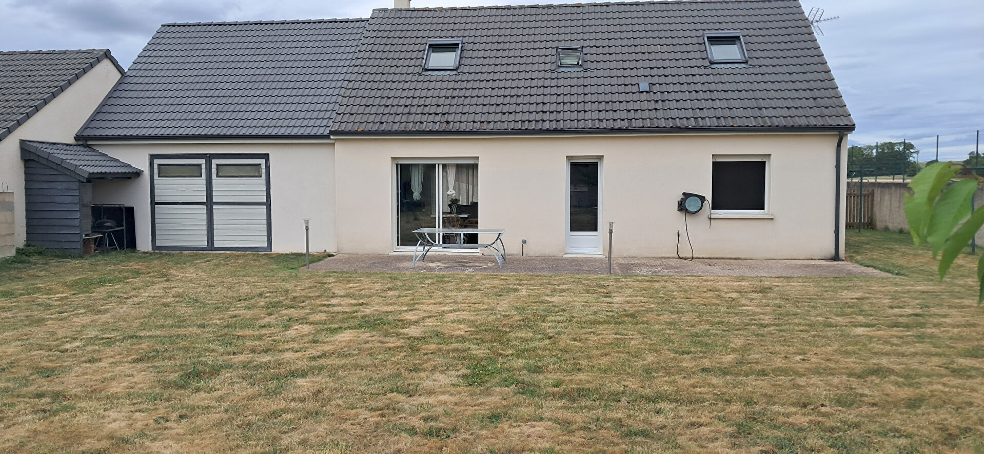 VALRAVILLON - Pavillon de plain pied sur 753m2 de terrain clos.