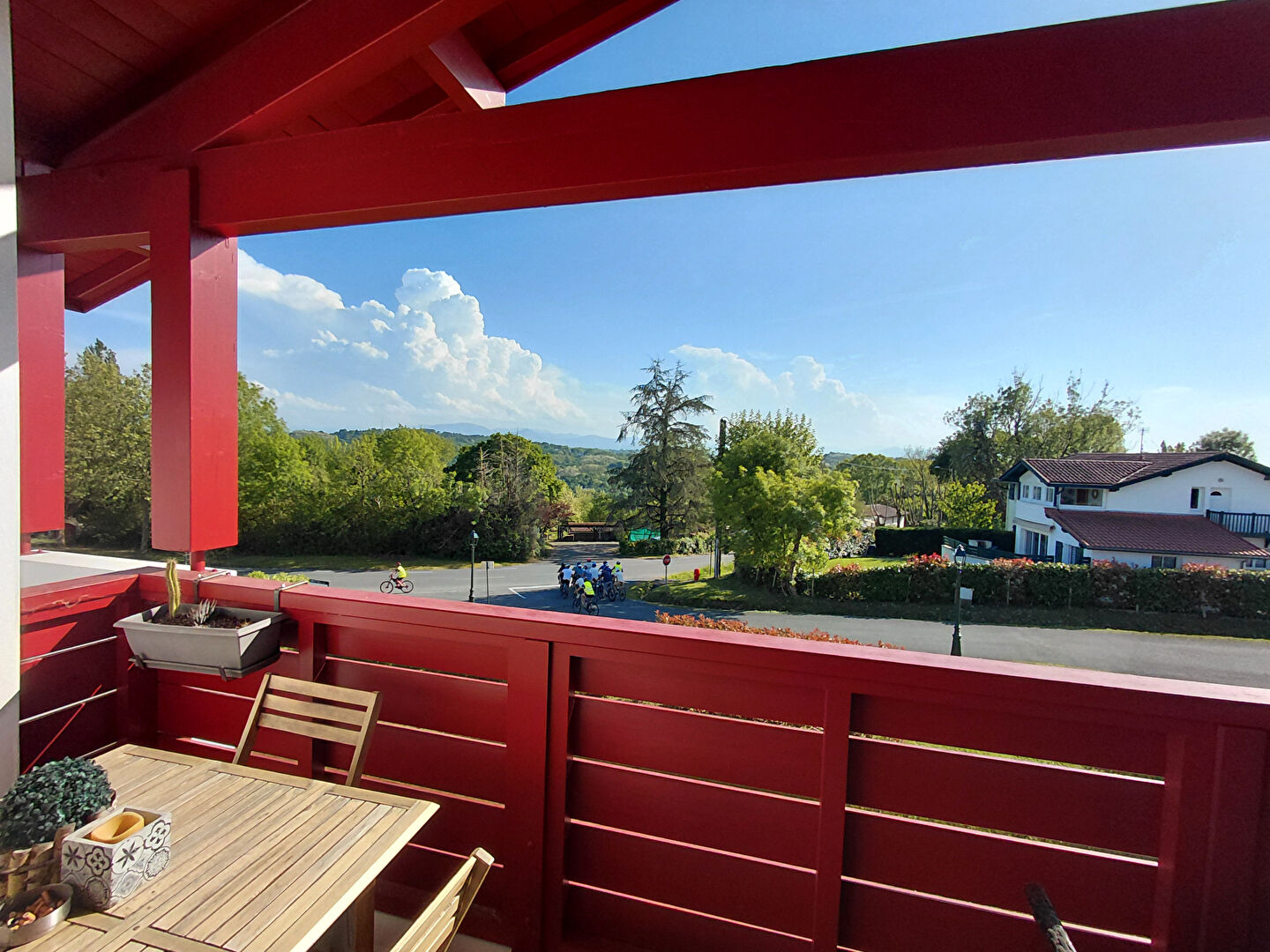 MOUGUERRE T2 DERNIER ETAGE AVEC TERRASSE