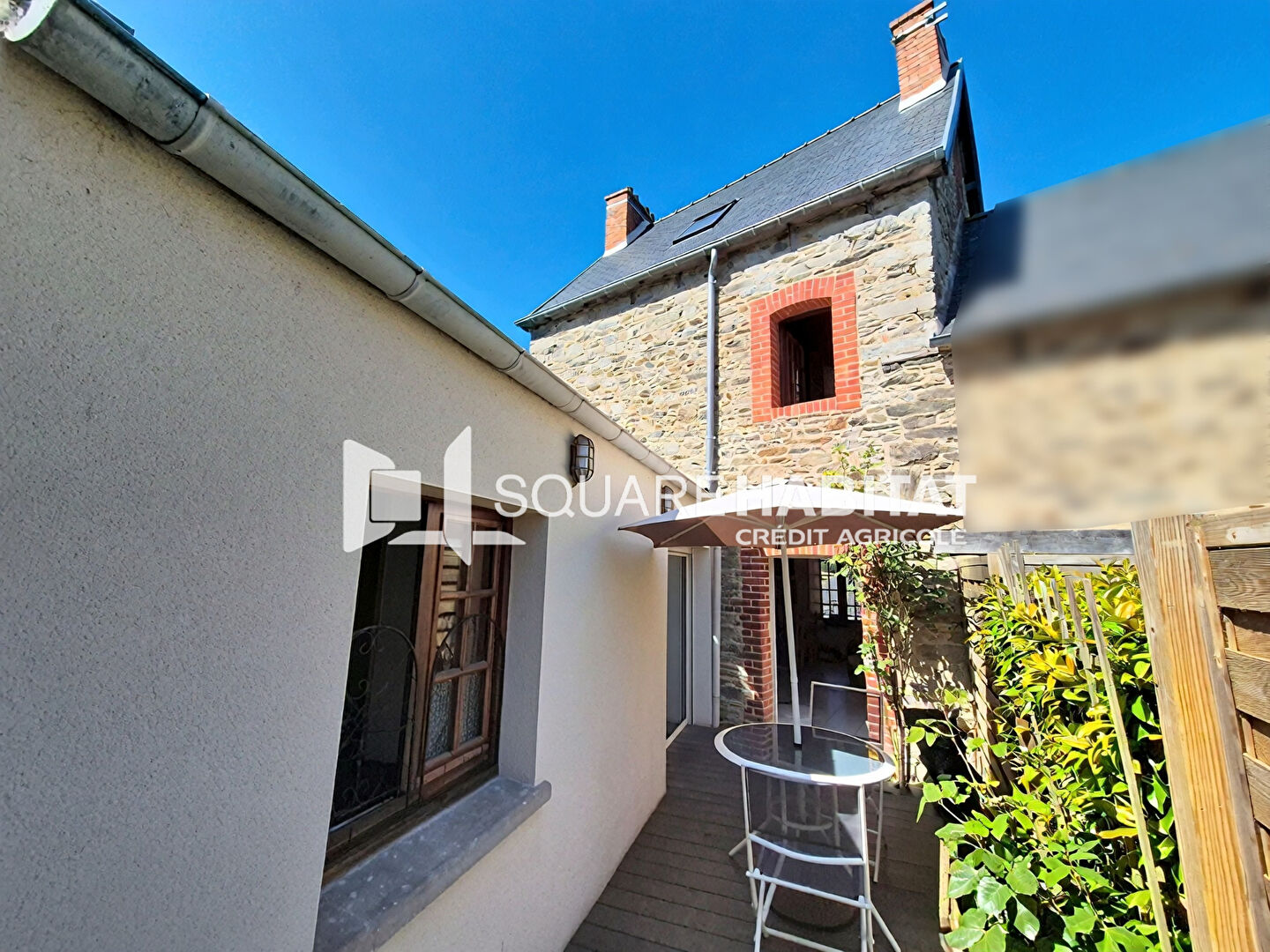 Maison de ville avec extension, terrasse et garage, au coeur du centre-ville