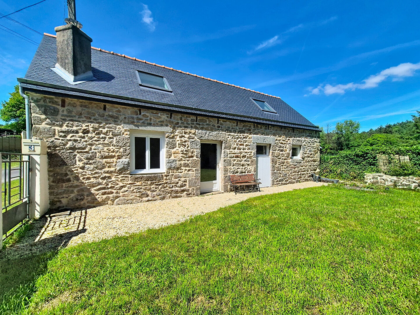 Maison en pierres de 49 m² à Bulat-Pestivien (22160)