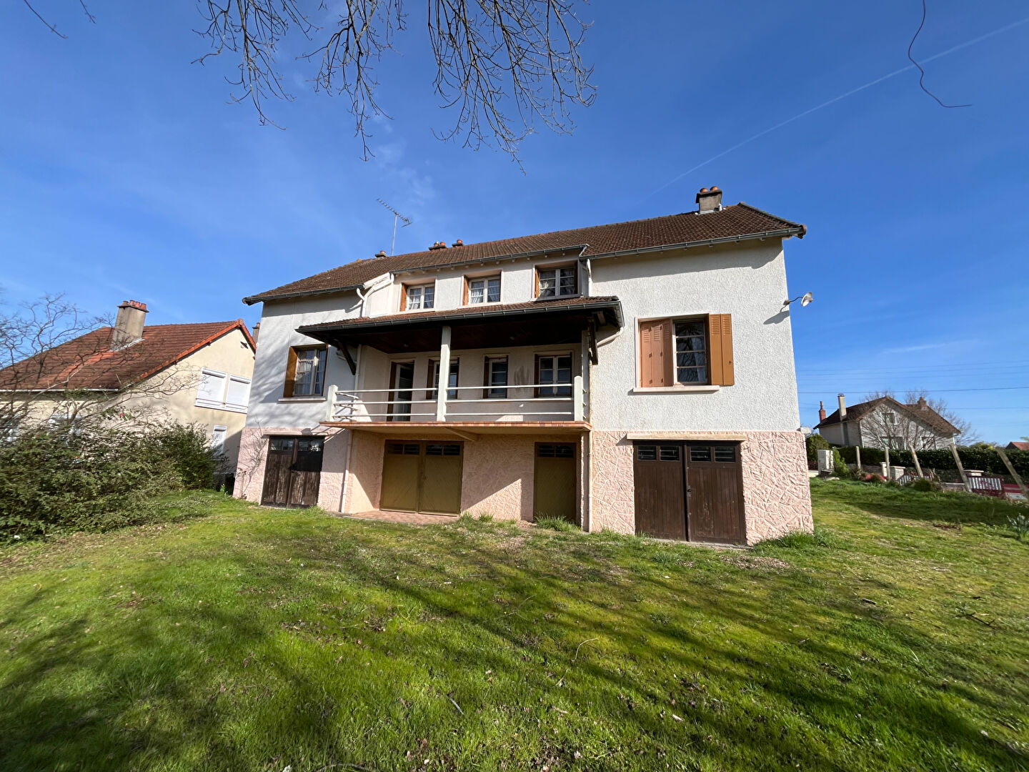 SAINT LEGER DES VIGNES. Grande maison divisée en 2 logements !