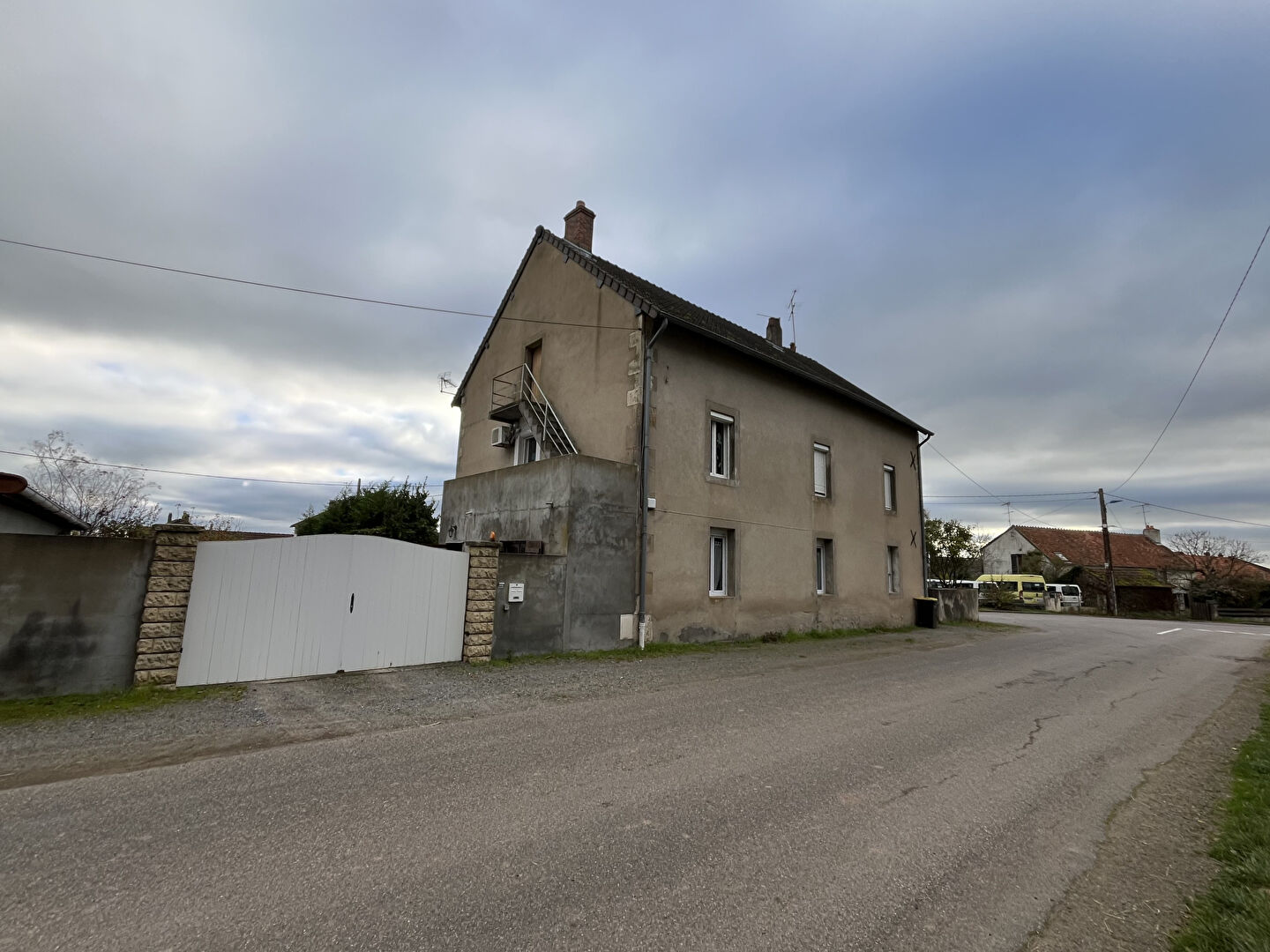ST LEGER DES VIGNES. Immeuble 3 logements loués !