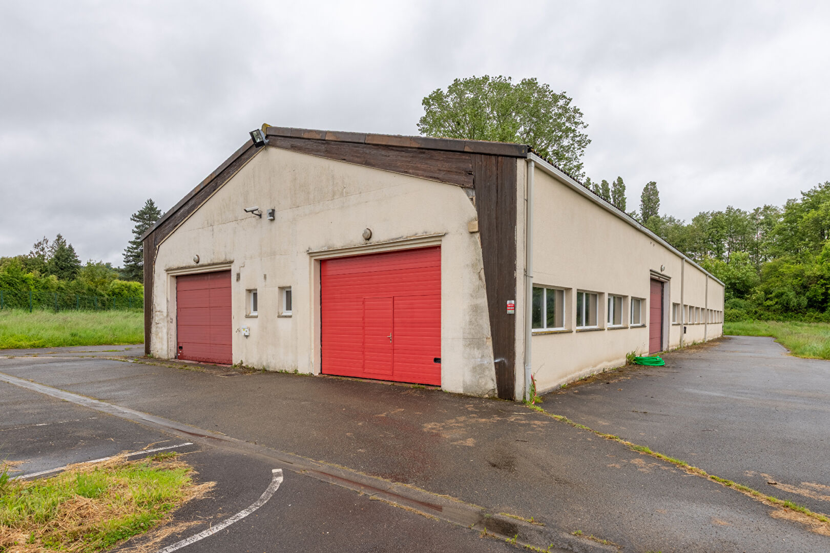 Local d'activité de 650m² avec bureau et parking