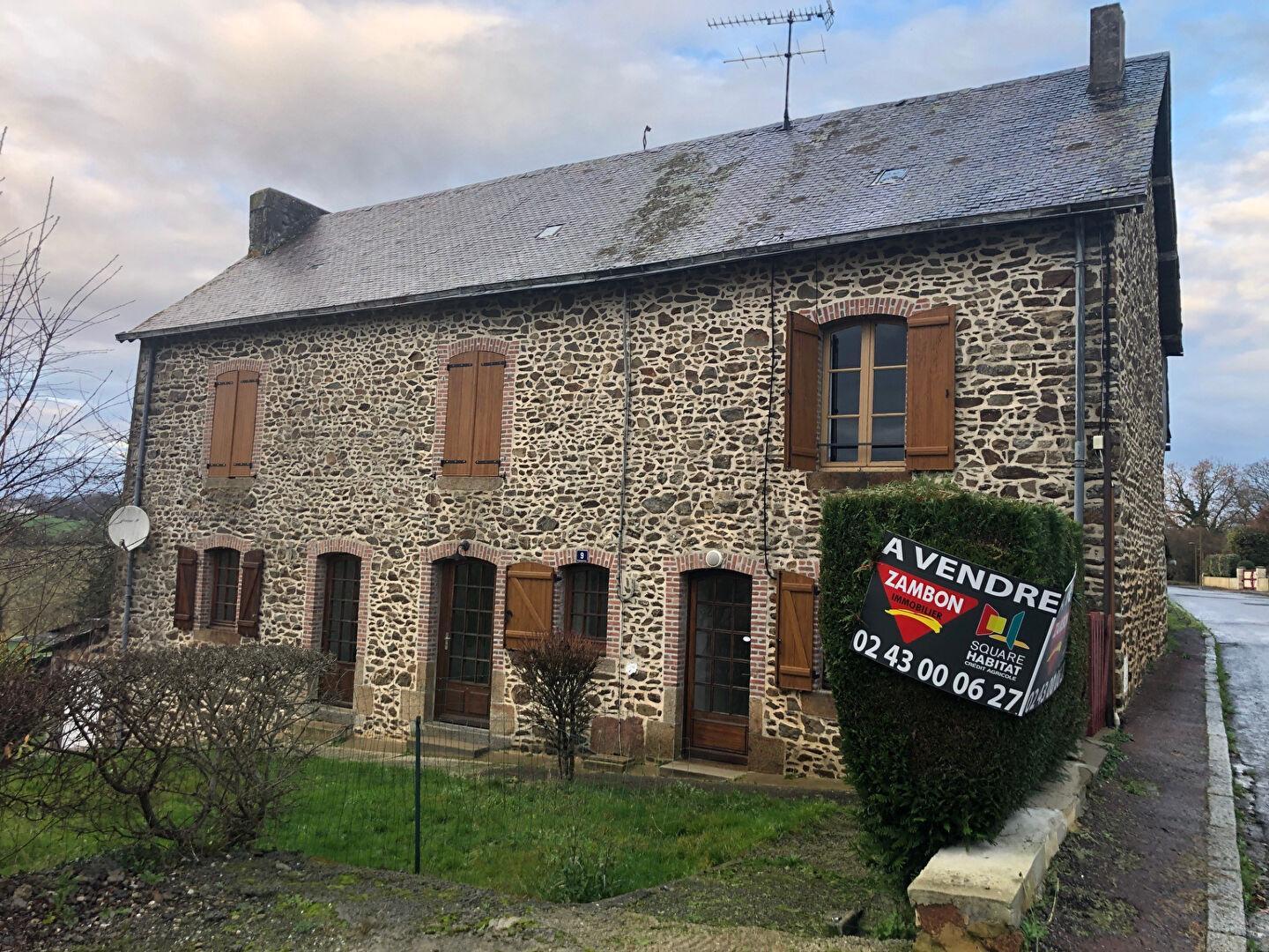Maison en pierre à rénover 160 m² avec 1046 m² de terrain