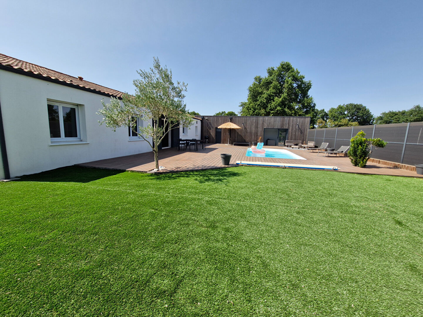 MAISON FAMILIALE 155 m² - 3 CHAMBRES + SUITE PARENTALE + BUREAU, PISCINE , POOL HOUSE