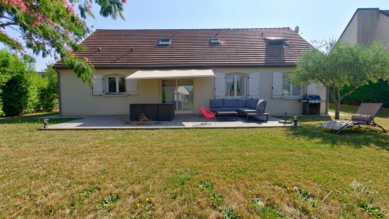 Maison familiale à Monnaie de 120m² avec 3 chambres, jardin et garage.
