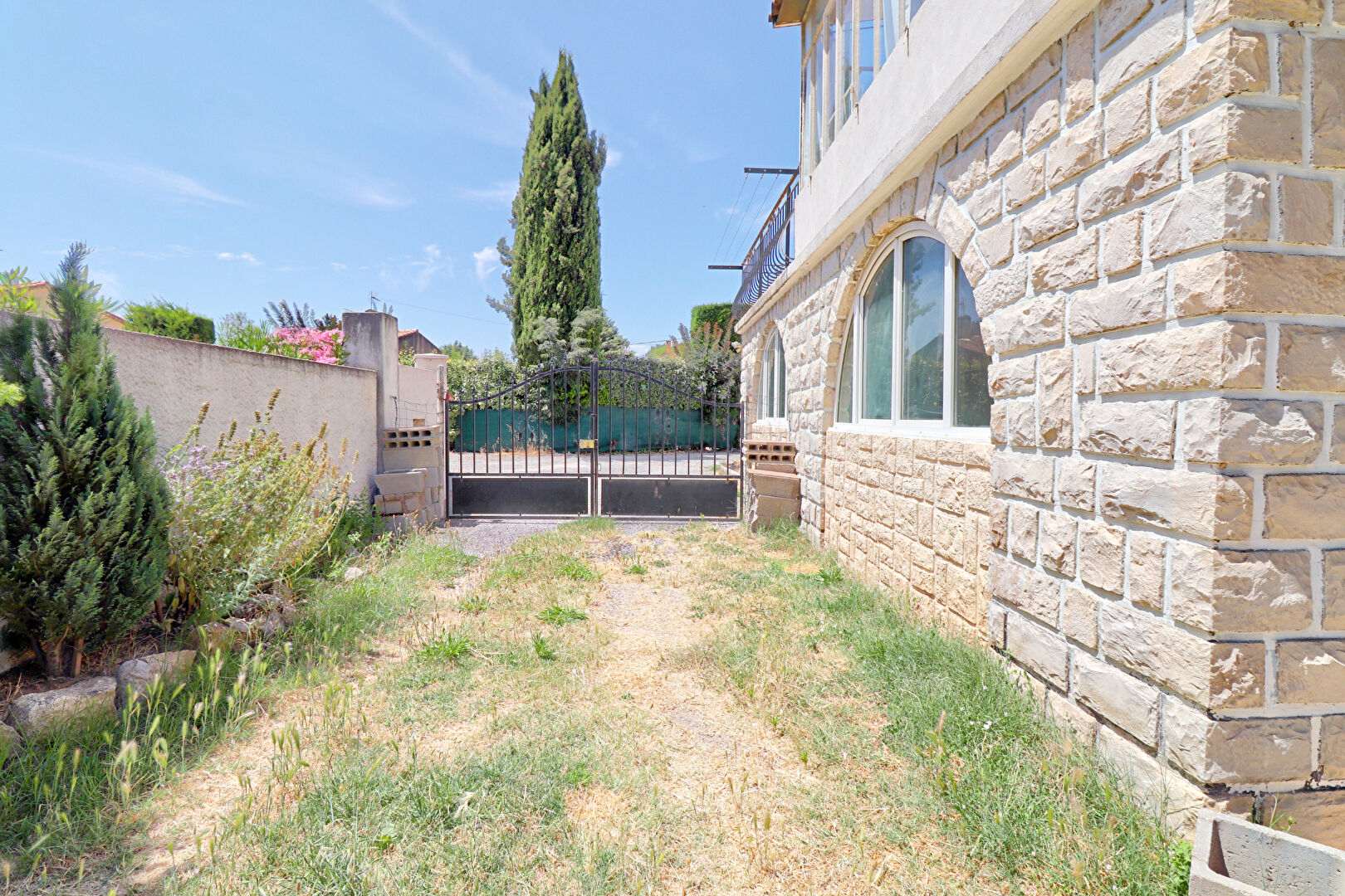 APPARTEMENT TYPE 3 AVEC JARDIN PRIVATIF DEUX PLACES DE PARKING VINON SUR VERDON