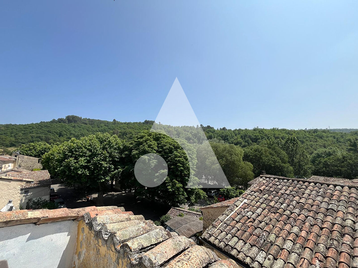 MAISON DE VILLAGE DE 135.09 m2 AVEC TERRASSE ET GARAGE AU COEUR DU VILLAGE AVEC VUEL' agence Stéphane Plaza Immobilier Vinon sur Verdon a sélectionné pour vous à Saint Martin de Bromes 04800 cette maison de village de 135m2 composée de trois appartements