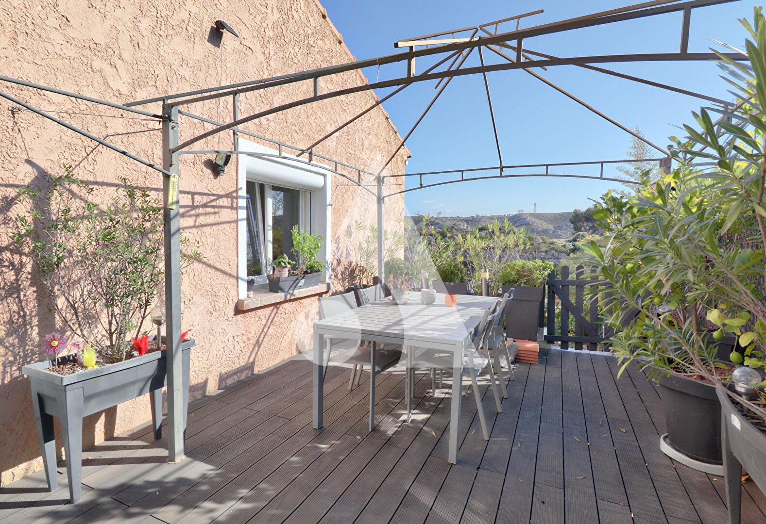 À VENDRE MAISON FAMILIALE AVEC DÉPENDANCE AUX PENNES MIRABEAU