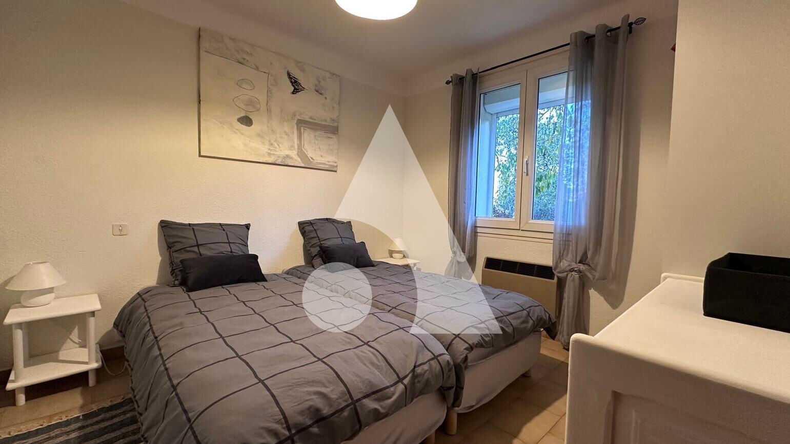 Photo REZ DE CHAUSSEE DE VILLA TYPE 2 MEUBLE AVEC JARDIN PRIVATIF ET TERRASSE image 2/6