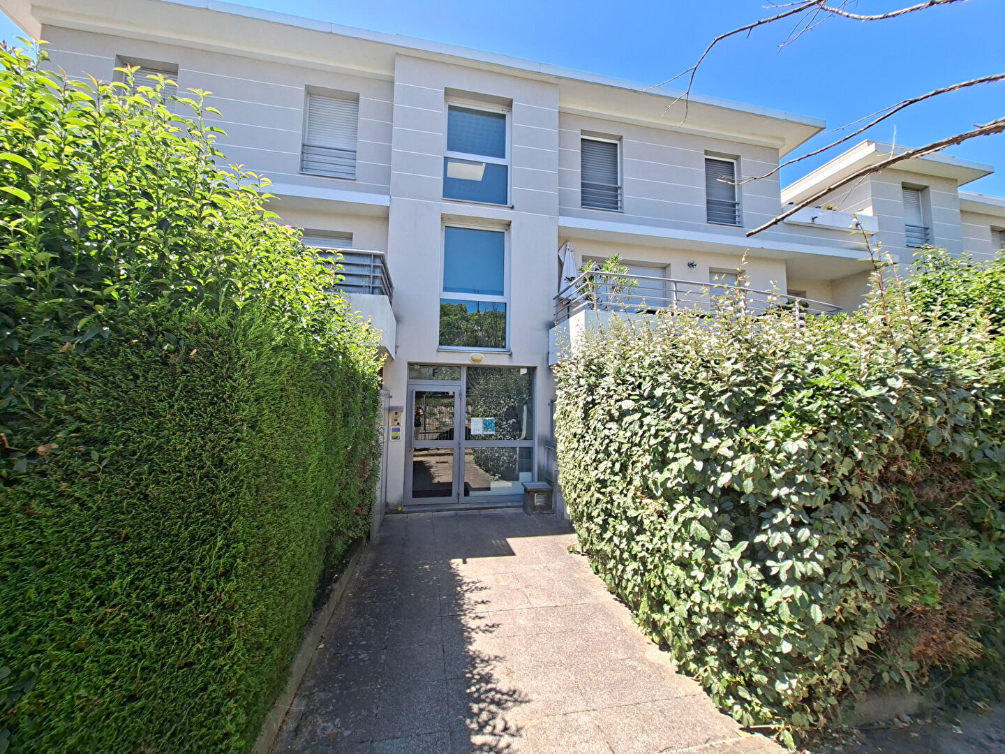 APPARTEMENT T3 EN REZ DE JARDIN AVEC CAVE ET GARAGE DANS RESIDENCE PRISEE AVEC PISCINE SITUE A BOURG LES VALENCE 26500