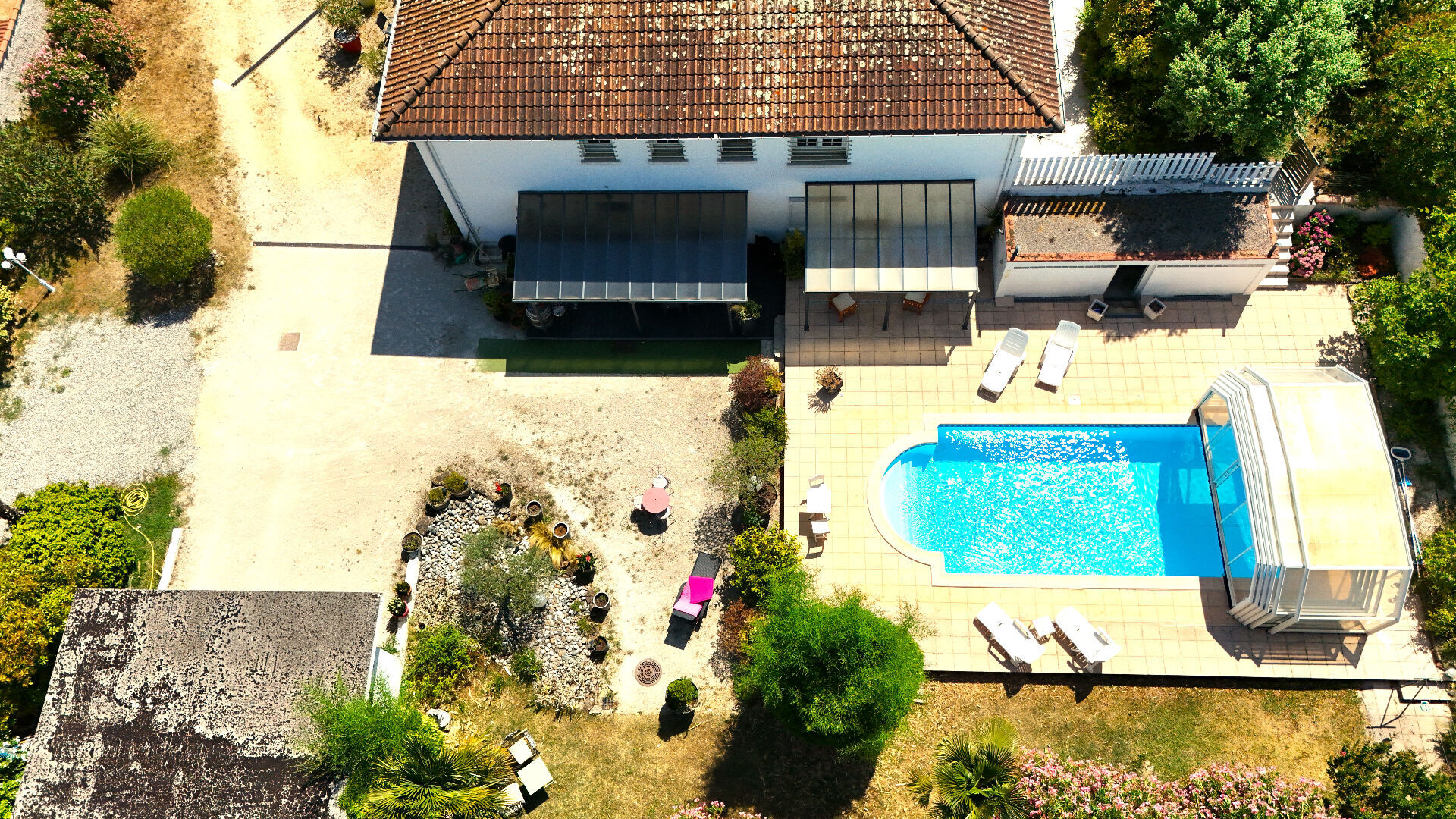 Photo Maison familiale avec piscine, composée de deux appartements indépendants image 2/6