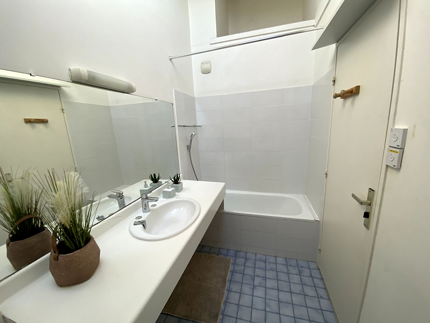 Photo A LOUER : Appartement duplex meublé dans immeuble récent avec parking et terrasse- Marseille 13009 image 5/6