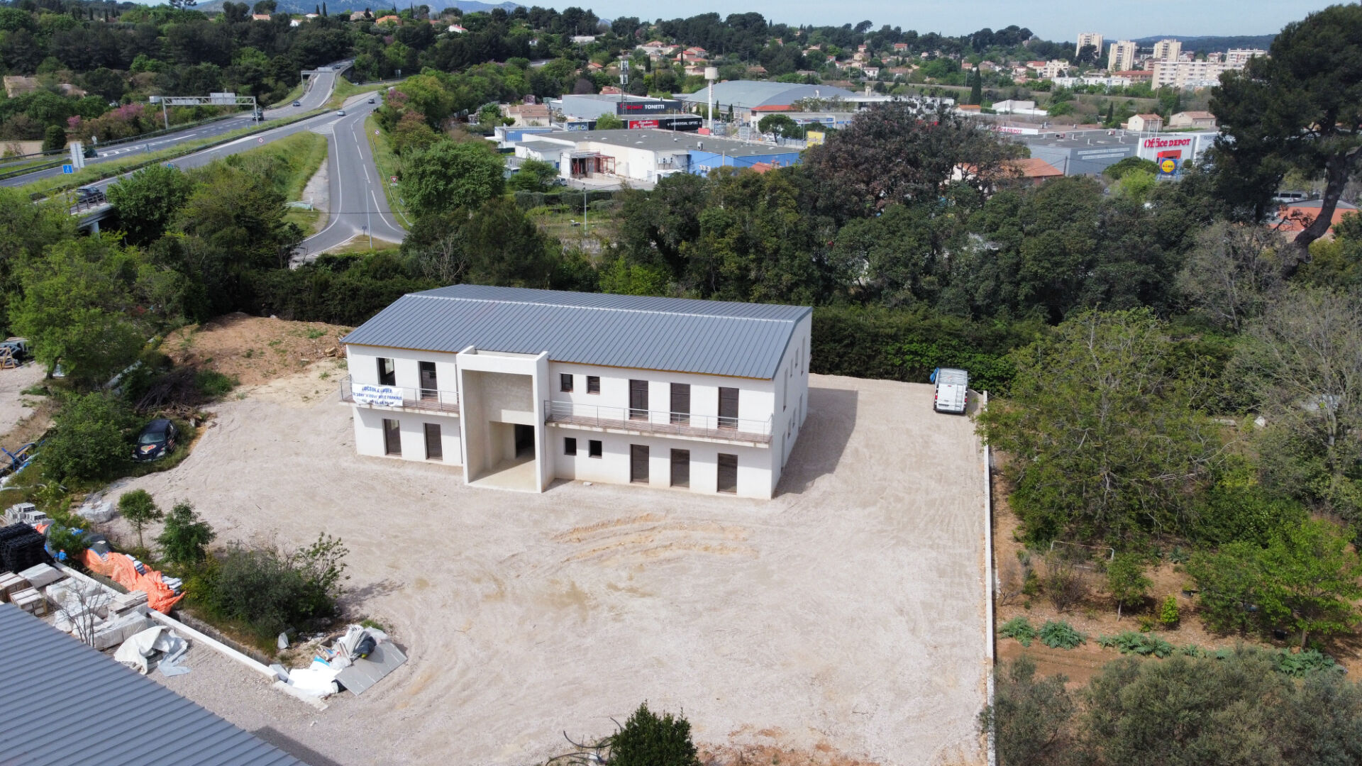 Photo À louer ? Plateaux professionnels divisibles ? Zone des Paluds ? AUBAGNE- Local commercial  / Bureaux neuf de 250 m2 - Zone d'activité des PALUDS à 13400 Aubagne image 2/6