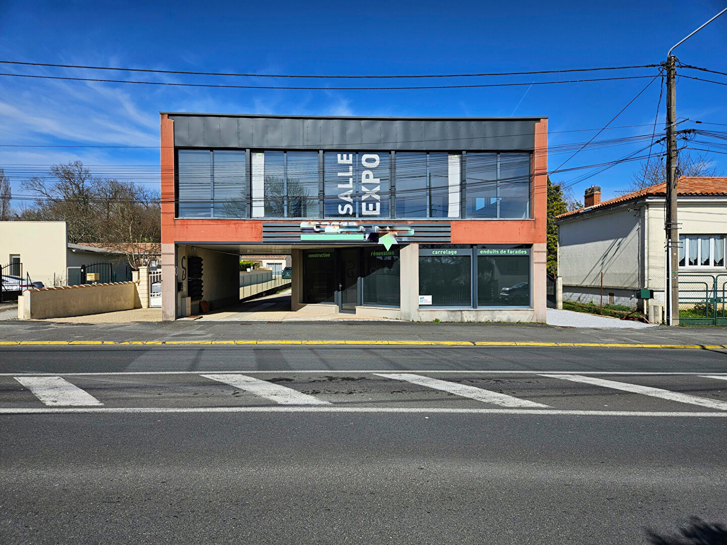 Photo LocaL Soyaux 230 m2 image 1/6