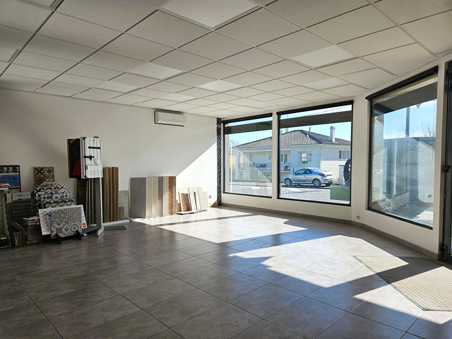 Photo LocaL Soyaux 230 m2 image 2/6