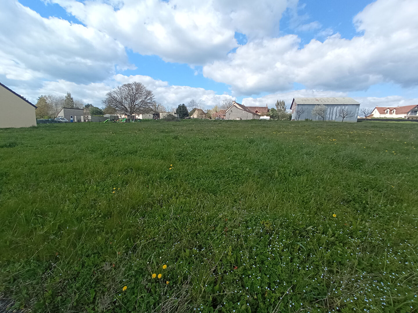 Photo Rare - Terrain à Bâtir 916m² - Viabilisé image 3/4