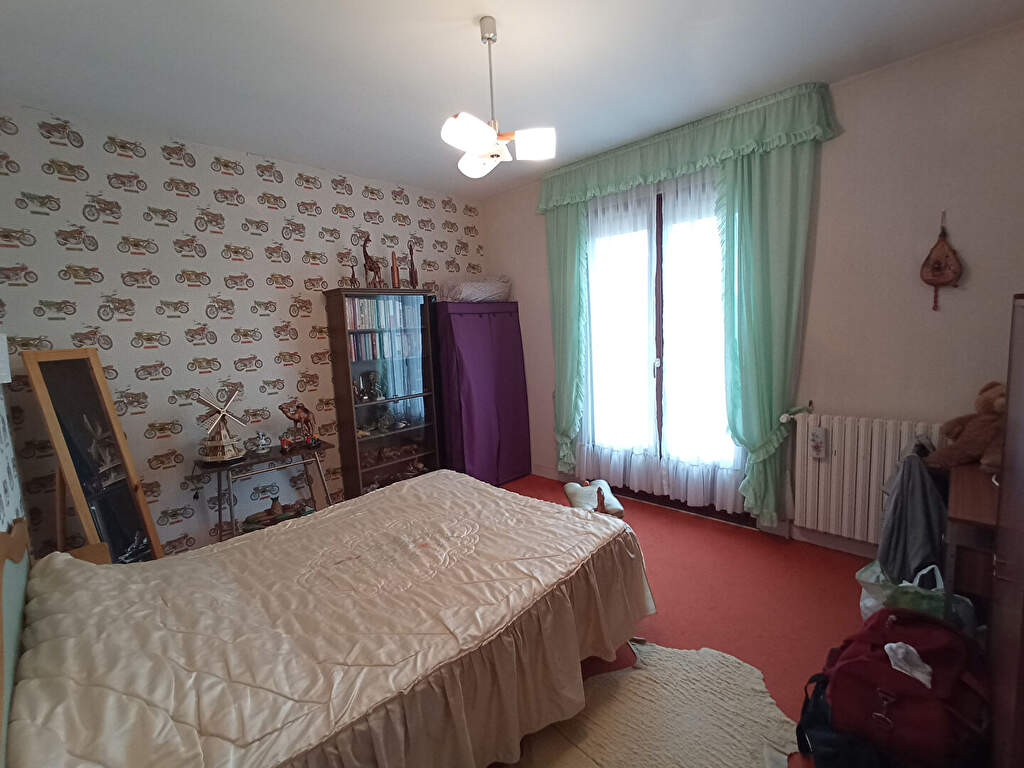 Photo Maison 8 pièces - 4 Chambres proche commerces et services image 5/6