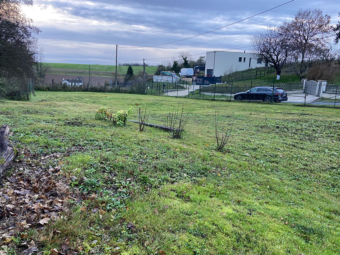 Photo Beau terrain à bâtir sur Naveil d'environ 1600 m2 image 3/3