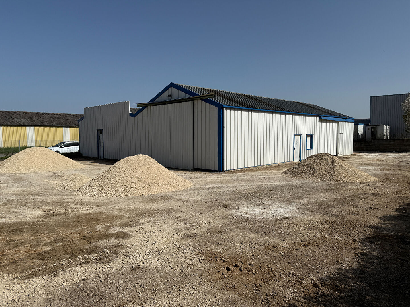 Local commercial Naveil 7 pièces 360 m2 divisé en 3 locaux