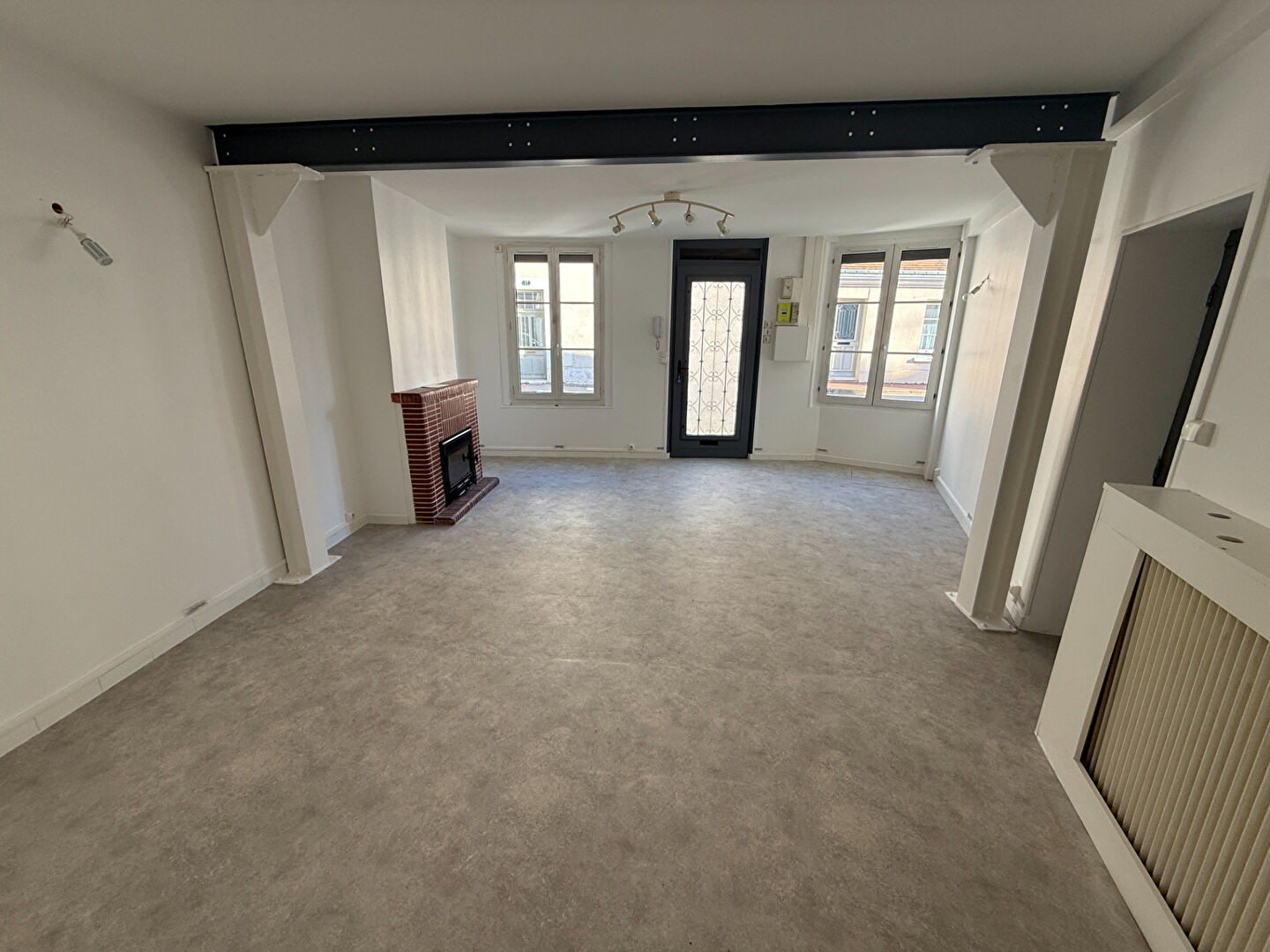 Rare!! Appartement 2 chambres, bureau, garage et cour centre ville Vendôme