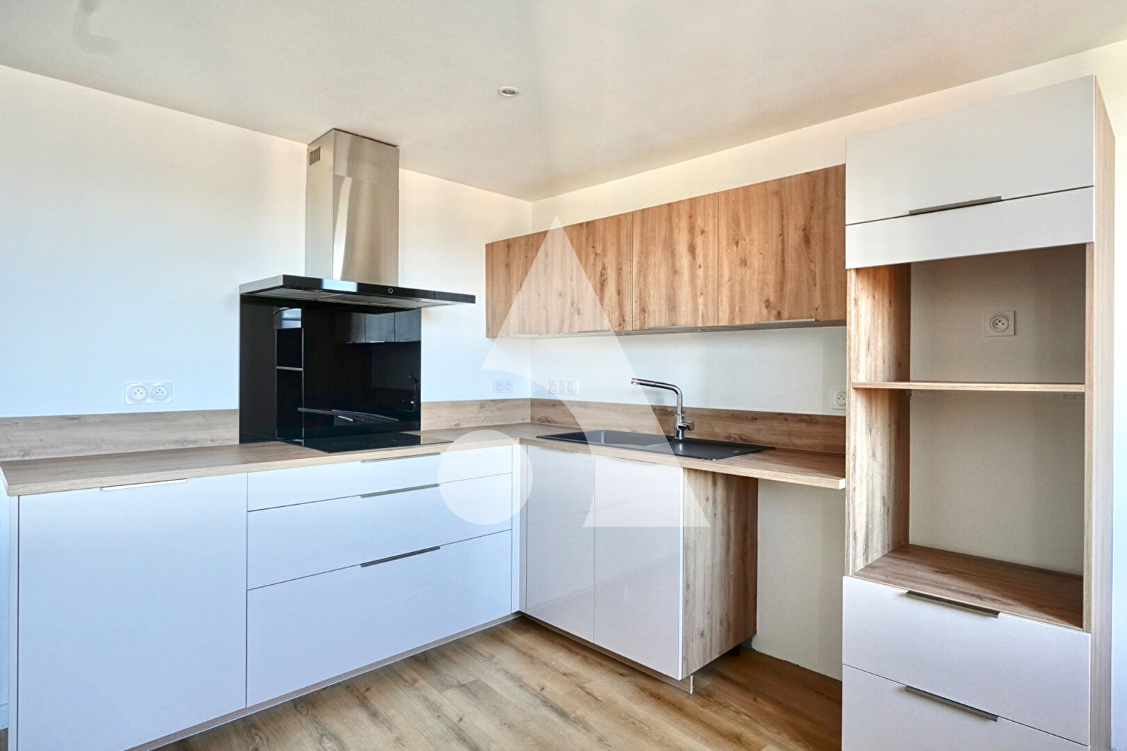 Photo Appartement Duplex Fuveau T4 101 m2 sur la place du village / vue Sainte-Victoire image 2/6