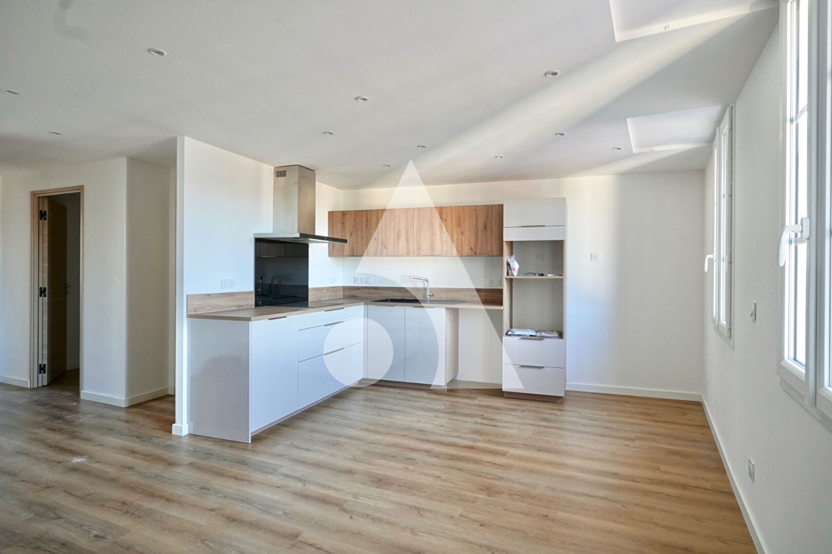 Photo Appartement Duplex Fuveau T4 101 m2 sur la place du village / vue Sainte-Victoire image 3/6