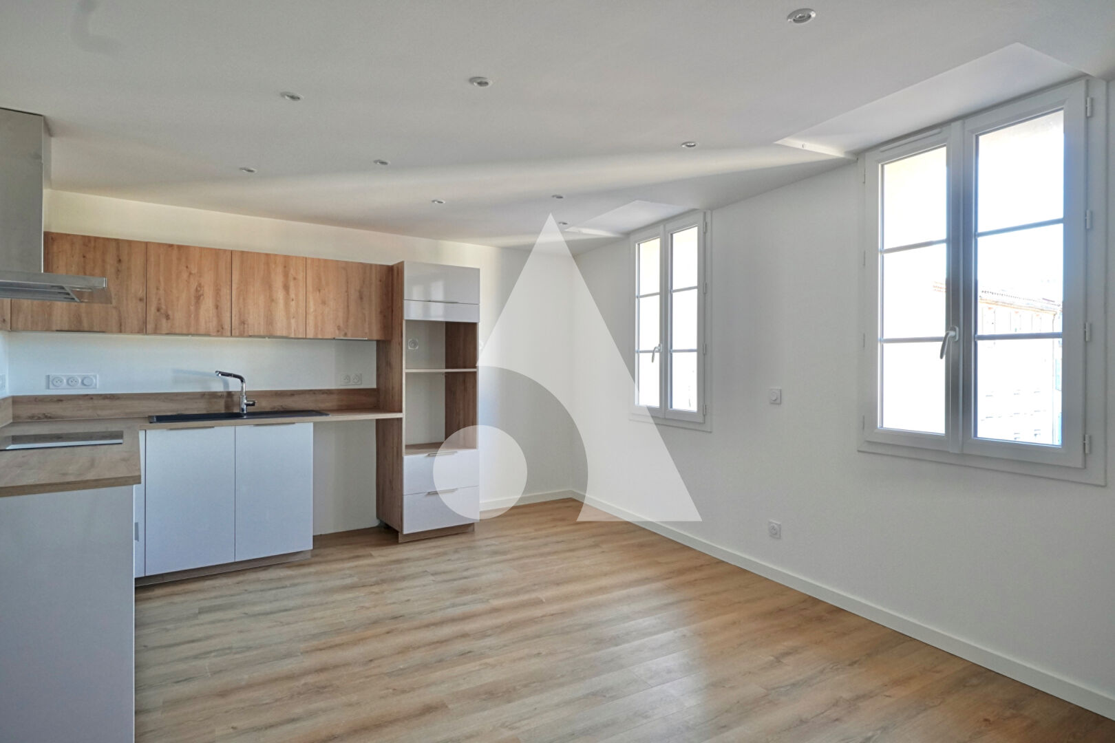 Photo Appartement Duplex Fuveau T4 101 m2 sur la place du village / vue Sainte-Victoire image 4/6