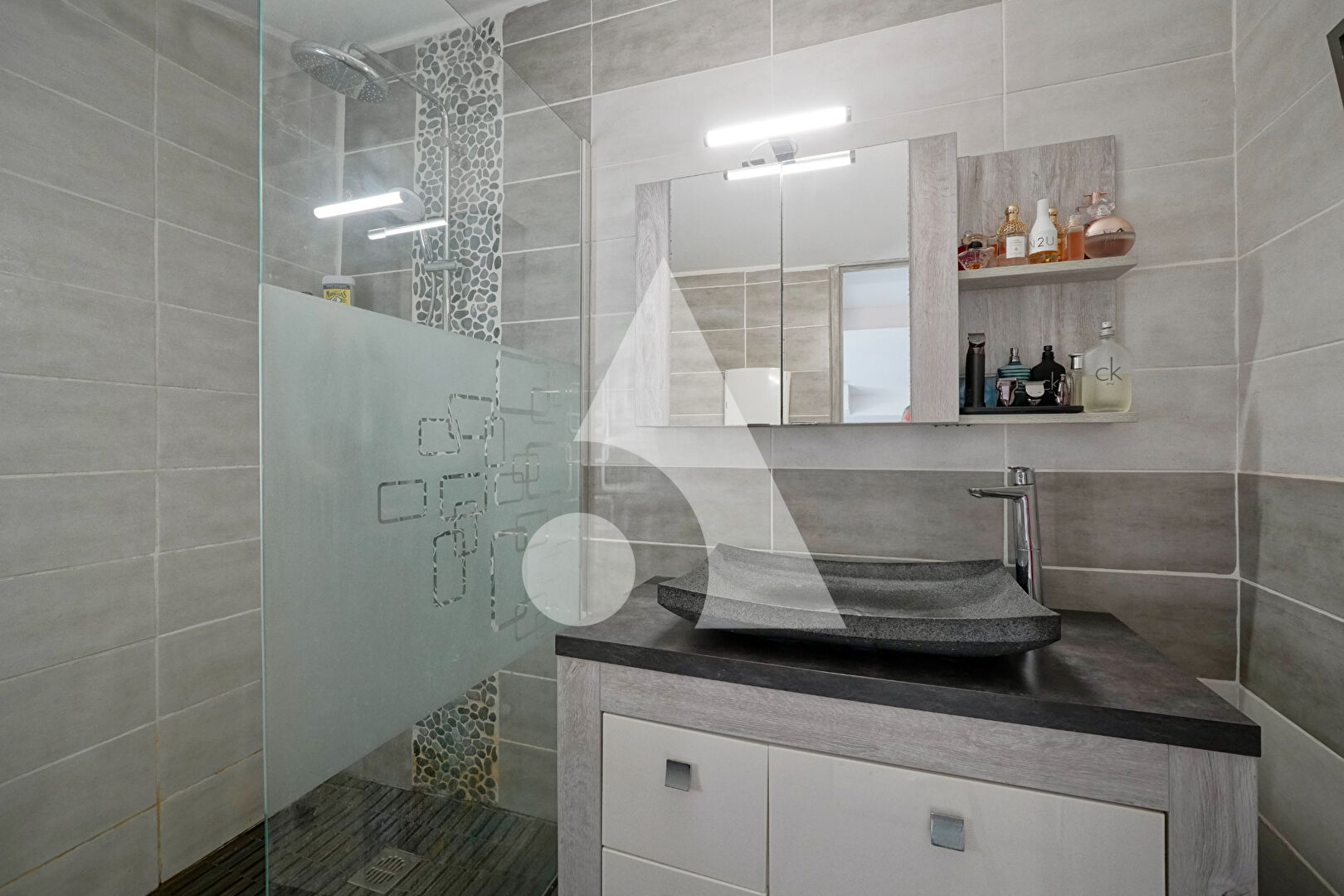 Photo Venelles, T2 en duplex au coeur du village. image 5/5