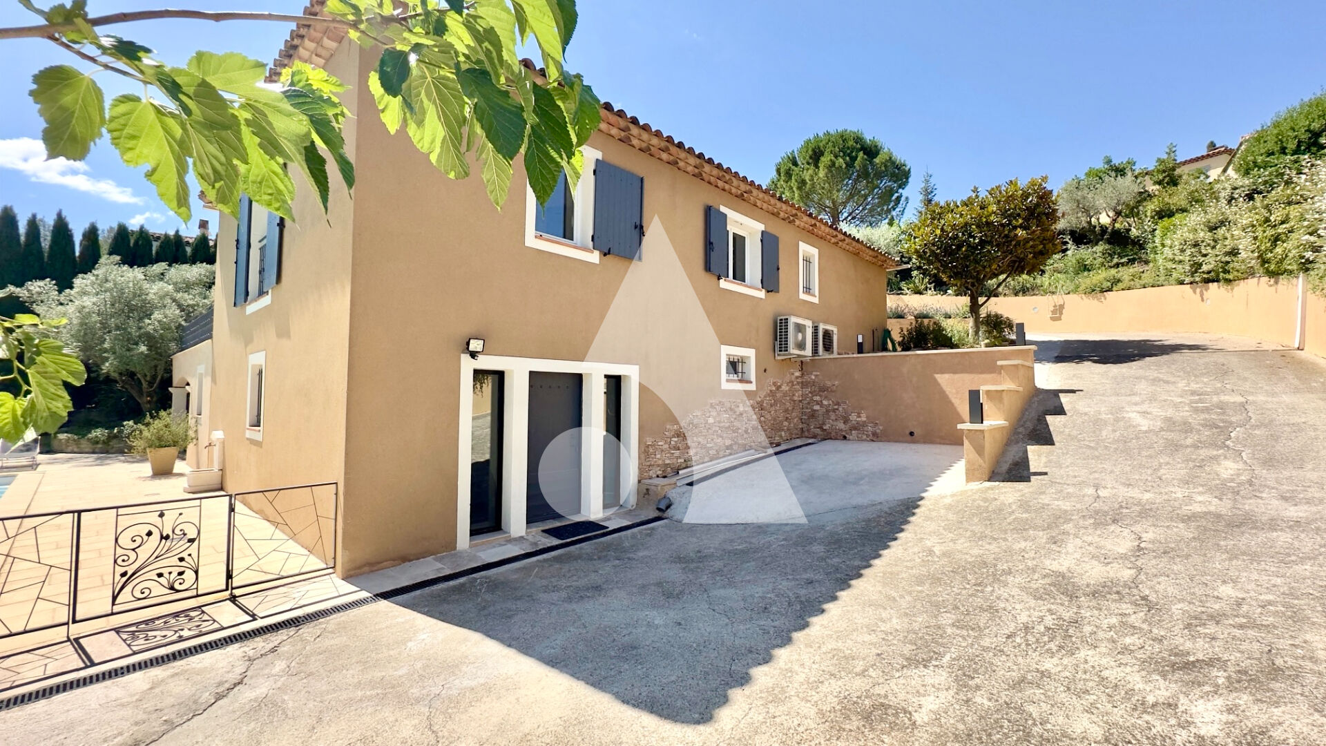 Photo Chateauneuf Le Rouge, Villa 7 pièces avec piscine et vue dégagée. image 2/6