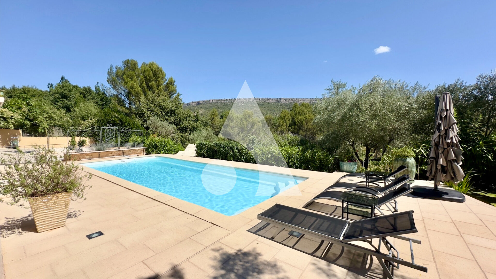 Photo Chateauneuf Le Rouge, Villa 7 pièces avec piscine et vue dégagée. image 3/6